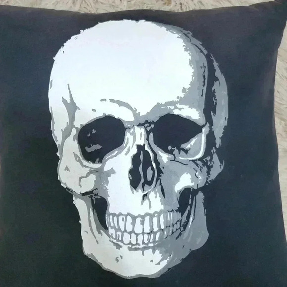 SKULL Print Throw pillow - Picture 4 of 5